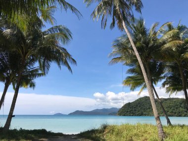 Tayland 'daki Koh Chang Adası' nda Long Beach 'e giden yol.