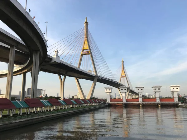 Мост Пумибол Бангкоке — стоковое фото