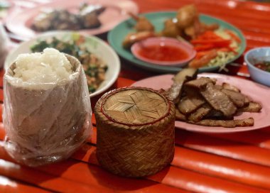 Koh Lanta Tayland 'da sepette yapış yapış pirinç.