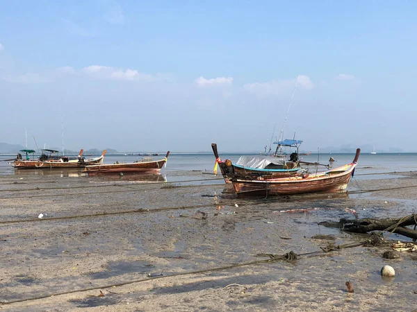 Длинные Лодки Время Отлива Острове Мук Таиланде — стоковое фото
