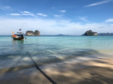 Tayland 'da Koh Ngai sahiline yakın uzun kuyruklu bir tekne.