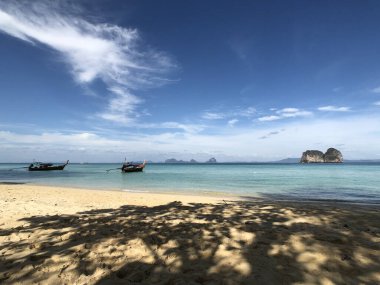 Tayland 'da Koh Ngai sahiline yakın uzun kuyruklu tekneler.