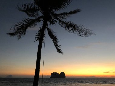 Tayland 'daki Koh Ngai adasında gün doğumu