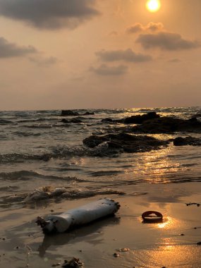 Tayland 'daki Koh Samet adasında gün batımında Ao Phrao plajında kirlilik