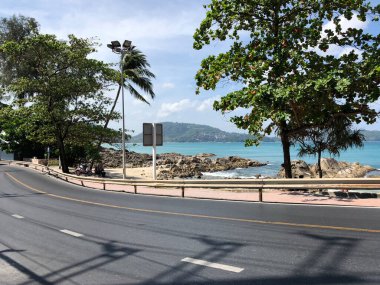 Phuket Tayland 'da Kalim Sahili' nin yanındaki yol.