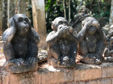 Şeytanı duyma, şeytanı konuşma, Phuket Tayland 'daki Büyük Buda' da kötü heykel görme.