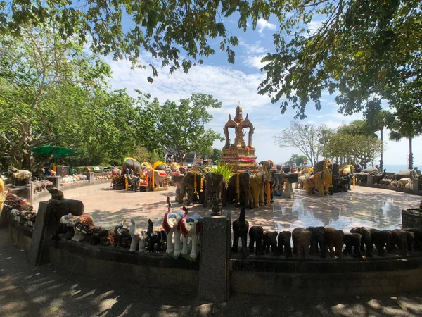 泰国普吉岛Krom Luang Chumphon纪念碑旁边的小庙 — 图库照片