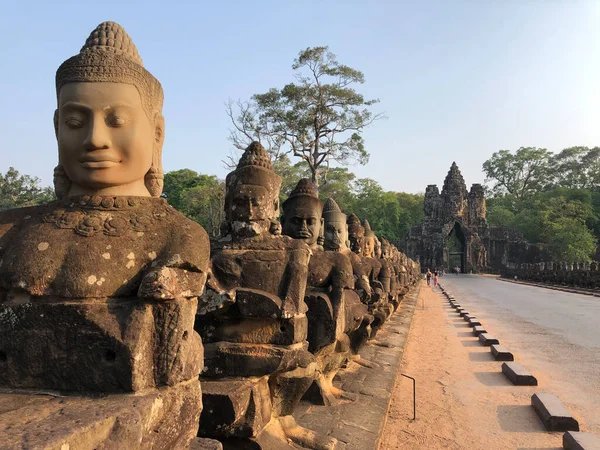 Estatuas Puerta Sur Angkor Thom Camboya — Foto de Stock
