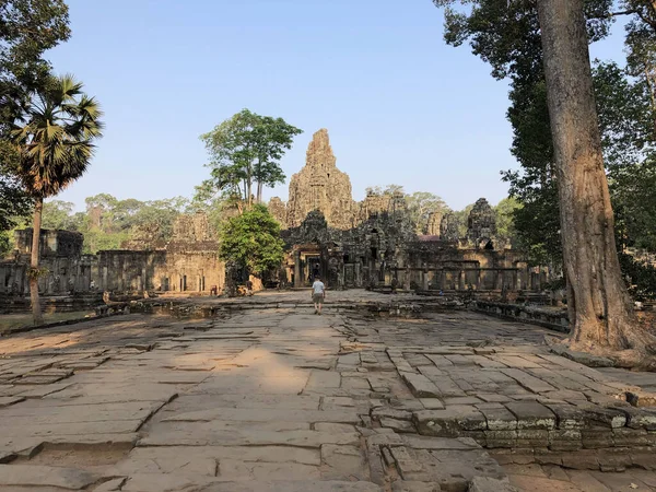 Passeggiate Turistiche Verso Tempio Bayon Angkor Thom Cambogia — Foto Stock