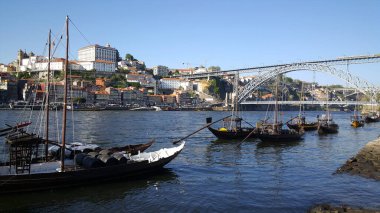 Porto Portekiz 'de nehir kıyısındaki tekne.