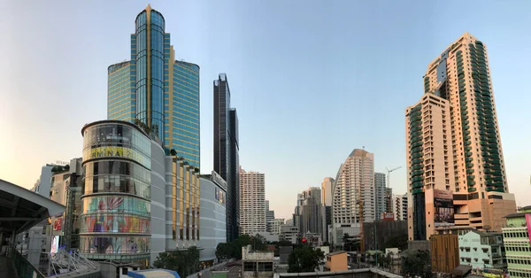 Bangkok, Tayland 'daki ASOK bts istasyonu çevresindeki gökdelenler