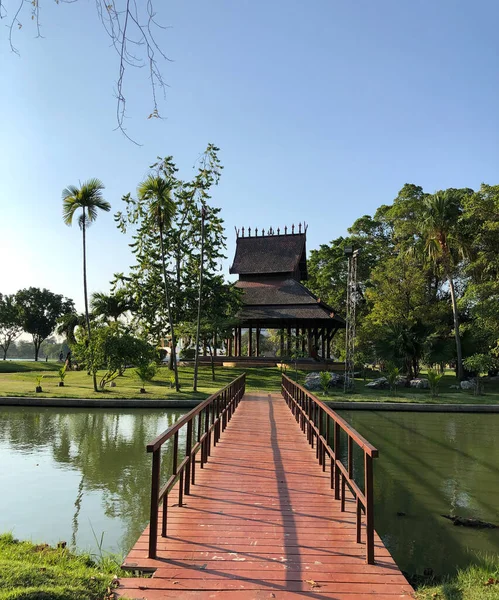 泰国曼谷拉玛九世国王公园的一座河上大桥 — 图库照片