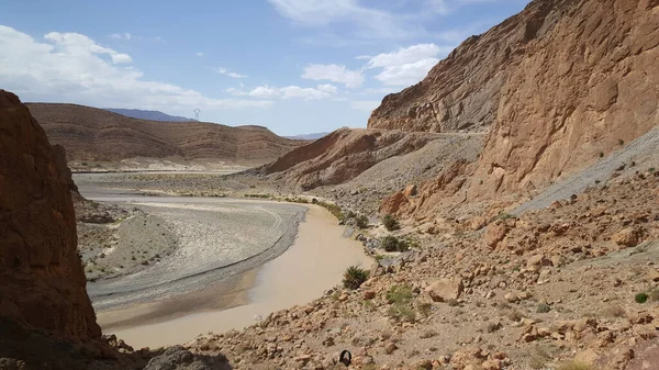モロッコの砂漠地帯を流れる川と道 — ストック写真