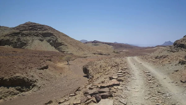 ナミビアの砂漠を通る砂利道 — ストック写真