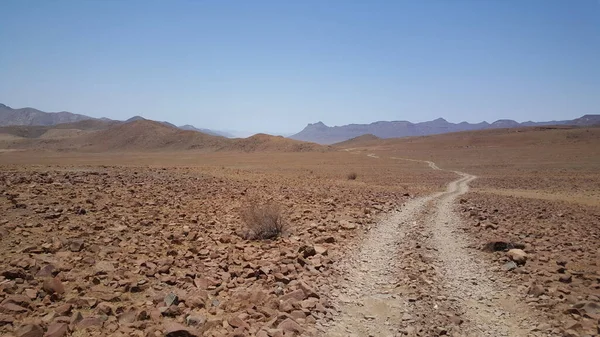 Gravel Δρόμο Μέσα Από Την Έρημο Στη Ναμίμπια — Φωτογραφία Αρχείου