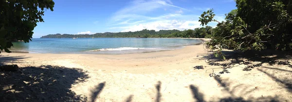 Manuel Antonio Ulusal Parkı 'ndaki bir plajdan Panorama