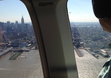 Manhattan 'daki bir helikopterden bakan adam New York City USA