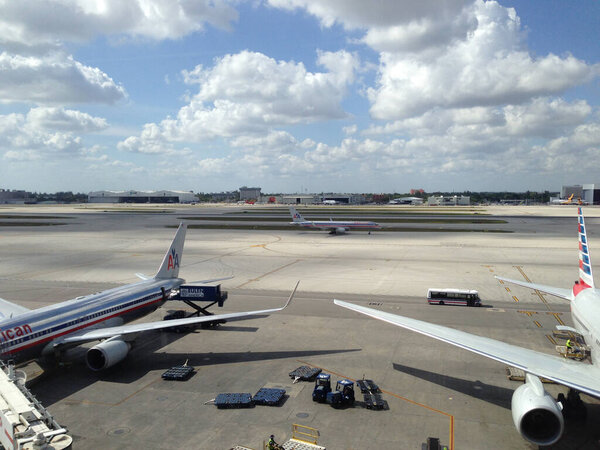 Аэропорт Майами с самолетами American Airlines в Соединенных Штатах Америки
