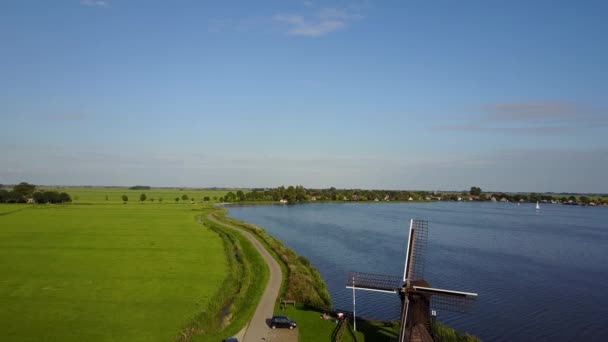 オランダのアウデガスター湖近くのフリースラントから最も古いスパイダーヘッドミルDoris Mooltsjeからの空中風景 — ストック動画