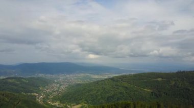 Bielsko-Biala Polonya çevresindeki Szyndzielnia dağ sırasından gelen hava manzarası tavası