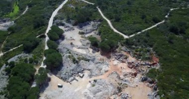 Portekiz 'deki Parque Natural de las Sierras de Aire y Candeeiros' un havadan çekimini yapın.