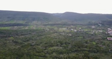 Portekiz 'deki Parque Natural de las Sierras de Aire y Candeeiros' tan bir tava.
