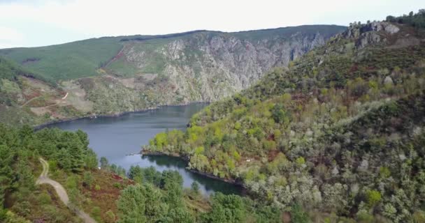 在西班牙加利西亚的Sil Canyon峡谷飞越一条河流 — 图库视频影像