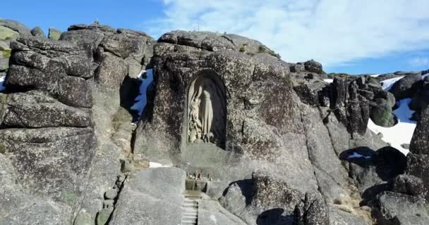 Voando Direção Uma Escultura Estátua Uma Caverna Parque Natural Serra — Vídeo de Stock