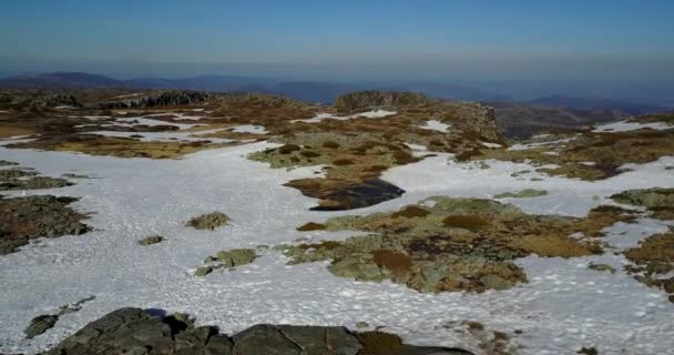 Voando Sobre Uma Paisagem Nevada Parque Natural Serra Estrela Portugal — Vídeo de Stock