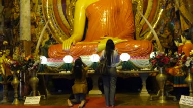 Sri Lanka 'daki Pidurangala kayasının altındaki tapınak.