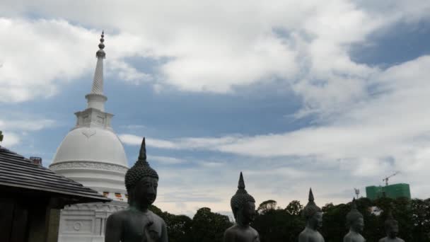 Tilt Buddhizmus Szobrok Simamalaka Szentély Egy Szigeten Beira Lake Colombo — Stock videók