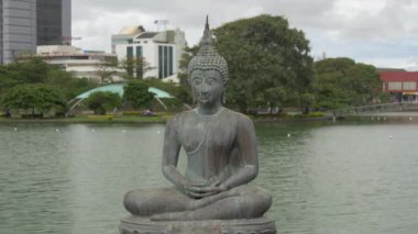 Beira Gölü, Colombo, Sri Lanka 'daki bir adada, Simamalaka tapınağındaki Budizm heykelinin yakınında.