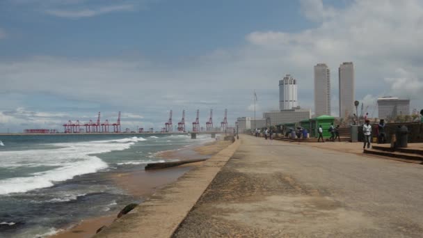 Orang Orang Berjalan Galle Menghadapi Lima Hektar Laut Sisi Taman — Stok Video