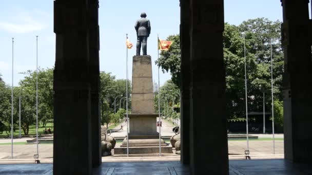 Staty Och Flaggor Vid Självständighetstorget Colombo Sri Lanka — Stockvideo