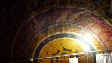 Sri Lanka 'daki Pidurangala kayasının tapınağında uyuyan Buda.