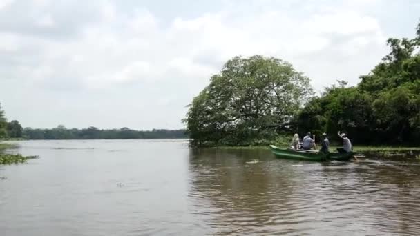 Touristes en petit bateau sur un lac au Sri Lanka
