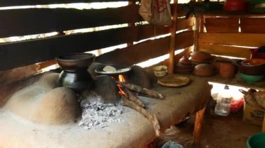 Sri Lanka 'da kil bir ocakta Pol roti yapmak