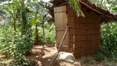 Sri Lanka 'nın kırsal kesiminde tuvalet