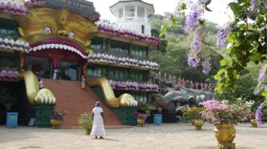 İnsanlar Dambulla, Sri Lanka Altın Tapınağı 'nın girişine doğru yürüyorlar.