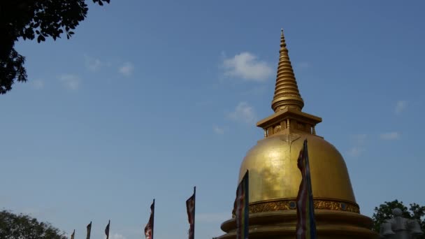 スリランカ ダンブラの黄金寺院の前にある黄金の塔 — ストック動画