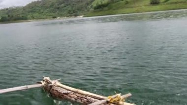 Küçük, geleneksel bir tekneden Sri lanka 'daki dağlara doğru eğik.