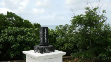 Tsunami kurbanlarının anısına 2004 yılında Galle, Sri Lanka 'daki Japon Barış Pagoda' sının yanında