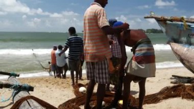 Balıkçılar ağları Galle, Sri Lanka 'da kıyıya çekiyorlar.