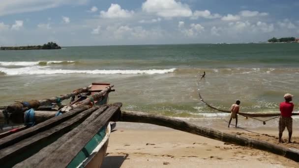 Pan Barcos Pesca Pescadores Tirando Las Redes Orilla Galle Sri — Vídeo de stock