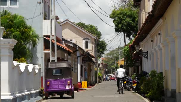 男はガレの通りで自転車に乗っている スリランカ — ストック動画