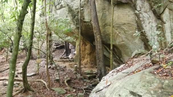 Caverna Antigo Sítio Kaludiya Pokuna Sri Lanka — Vídeo de Stock