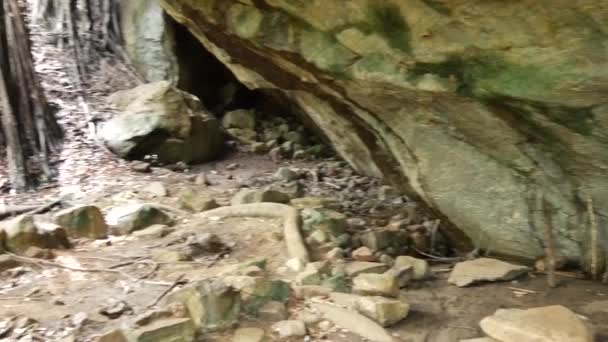 Panela Uma Caverna Sítio Antigo Kaludiya Pokuna Sri Lanka — Vídeo de Stock