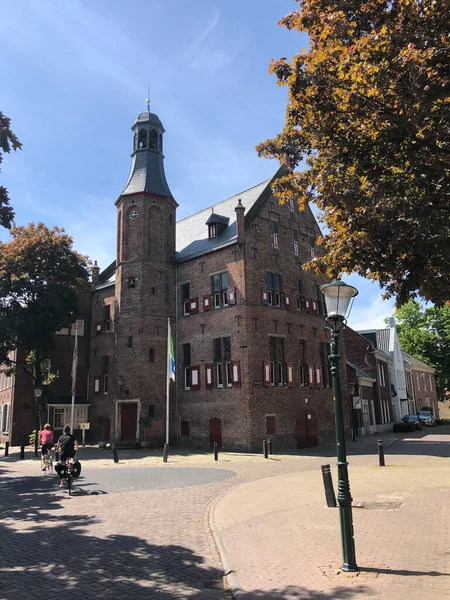 Bisikletli Bir Turist Sheerenberg Gelderland Hollanda Daki Belediye Binasının Önünden — Stok fotoğraf