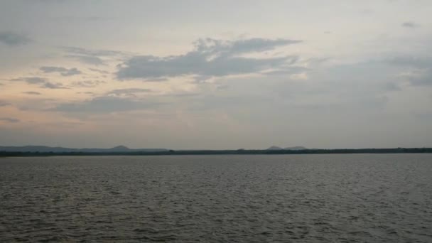 来自斯里兰卡Anuradhapura区一个人工湖的潘 — 图库视频影像