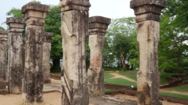 Sri Lanka 'nın Anuradhapura bölgesindeki bir tapınağın kalıntıları.